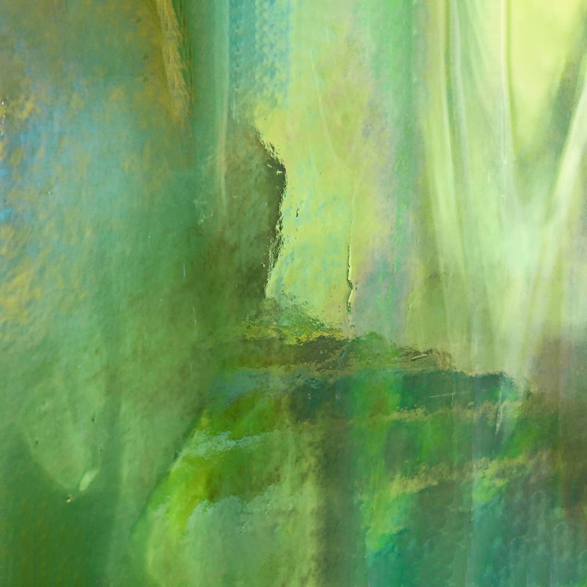 White/Dark Green Luminescent